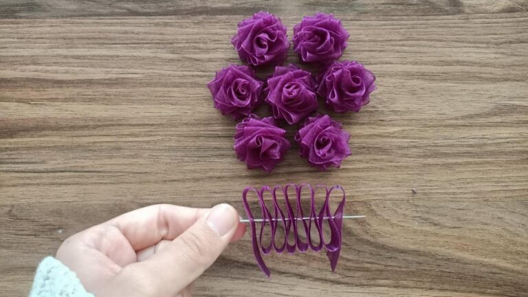 Eine ganz einfache Idee, wie du atemberaubende Blumen aus Bändern zaubern kannst…