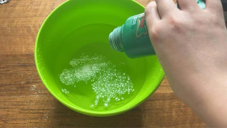 Der Trick mit zwei Esslöffeln Babypuder in warmem Wasser