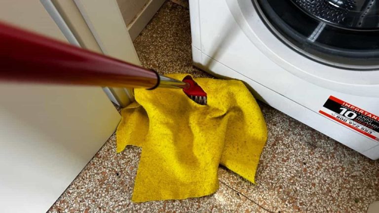 So entfernen Sie mühelos den Schmutz unter Waschmaschine und Kühlschrank