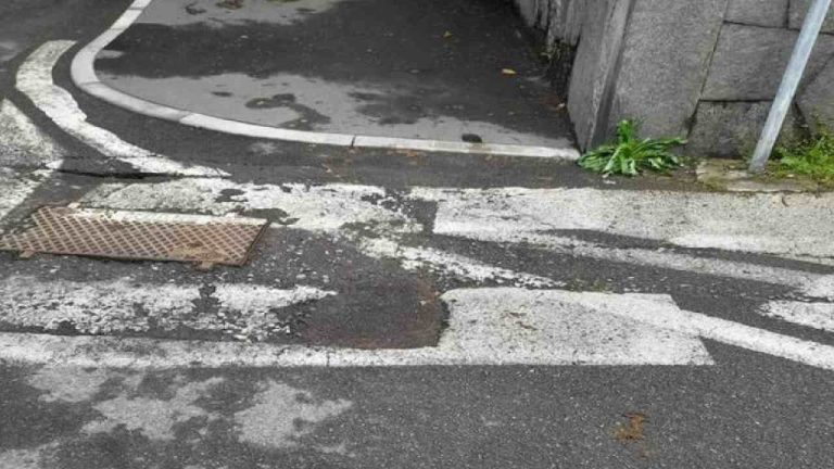 Der Trick, wie ein Rentner beim Reparieren eines Lochs in Schwierigkeiten geriet