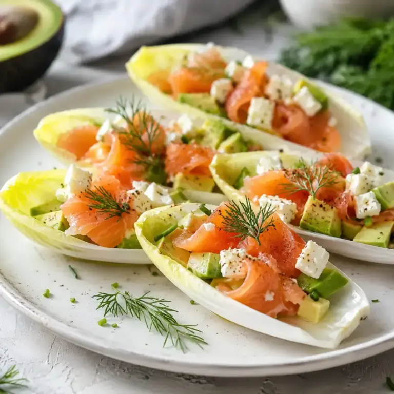 Endivien-Boote mit Räucherlachs, Avocado und Käse