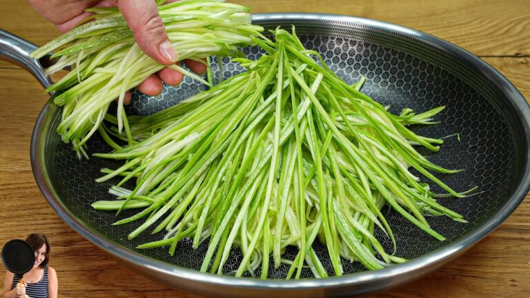 Einfach 1 Zucchini und 1 Kartoffel für dein neues Lieblingsrezept reiben!