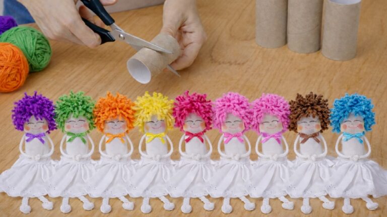 50 Puppen aus Klopapierrollen in 4 Stunden verkauft – So gelingt’s dir DIY!