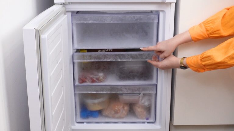 Ich stopfe DAS in jede Lücke im Gefrierschrank. Meine Stromrechnung sinkt sofort